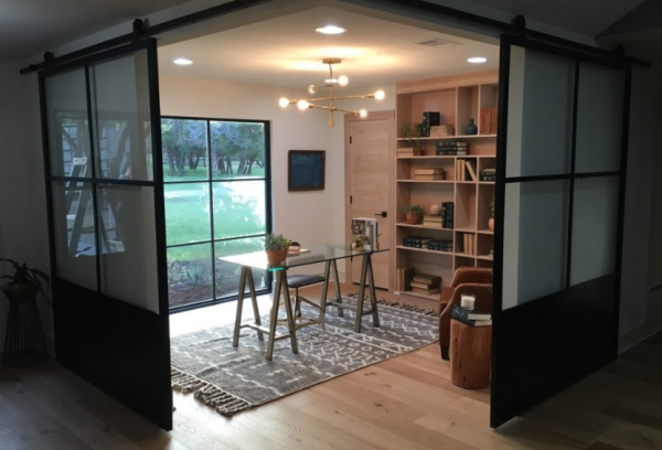 Dinding berlapis kaca dengan warna transparan